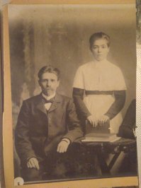 прабабулечка
а вот кто дяденька - это уже история умалчивает