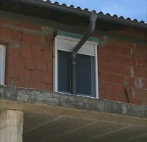 В том-то и дело, что рабочие не думают.. у них есть проект. А вот кто проекты делает, хрен знает.  У меня газовщики по улице тянули газопровод и вот так вот перед окном впендюрили стойку для трубы. Вышел ругаться, говорят у нас по нормативом между стойками должно быть три метра. И вот плевать им что труба в центре окна. Правда расстояние от окна порядка 40-50см, но все равно. Поехал в газпром говорят ну мы че-нить придумаем. В итоге пока ездил работяги и стойку уже забетонировали. Ну и короче стойка так и стоит посреди окна...