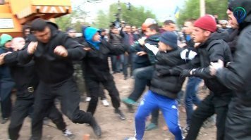 Никто не уткнулся в телефон. Только живое человеческое общение. Какие сейчас хорошие времена...