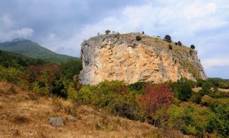 Скала Красный камень – известняковый отторженец, мраморовидного коричнево-красного известняка высотой 72 м, площадью 125 м.
Красный камень в средние века использовался как сторожевой и сигнальный пост в цепи южнобережных укреплений.
(Краснокаменка – курортный поселок городского типа в 18 км от Ялты. Посёлок расположен недалеко от скалы Красный Камень.)
Теперь это ландшафтный памятник с интересными формами выветривания горных пород и реликтовой растительностью.
Скала Красный камень с 1969 года является природно-геологическим памятником.