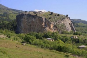 Скала Красный камень – известняковый отторженец, мраморовидного коричнево-красного известняка высотой 72 м, площадью 125 м.
Красный камень в средние века использовался как сторожевой и сигнальный пост в цепи южнобережных укреплений.
(Краснокаменка – курортный поселок городского типа в 18 км от Ялты. Посёлок расположен недалеко от скалы Красный Камень.)
Теперь это ландшафтный памятник с интересными формами выветривания горных пород и реликтовой растительностью.
Скала Красный камень с 1969 года является природно-геологическим памятником.