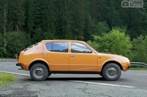 Совершенно случайно узнал что на ИЖ разработали очень неплохой авто : ИЖ-13 Старт. ИЖ-13 «Старт»   концептуальный переднеприводный автомобиль с кузовом «хэтчбэк», разработанный и построенный на Ижевском машиностроительном заводе на рубеже шестидесятых и семидесятых годов.

Имел прогрессивную конструкцию и современный дизайн, в отличие от купленной в Италии конструкции заднеприводного автомобиля Фиат-124 (ВАЗ-2101), по которому в то время велась интенсивная подготовка производства к массовому выпуску. Ведь машинка оказалась весьма на уровне. И исходя из заявленных характеристик весьма современной даже на середину 80-х годов.И с очень неплохим дизайном  .  В серийное производство ИЖ-13 запущен не был из-за мощного противодействия Министерства автомобильной промышленности, которое в то время считало, что переднеприводные легковые автомобили не перспективны для СССР. Сохранившийся прототип был отреставрирован и в настоящее время выставляется в заводском музее Ижмаша.
