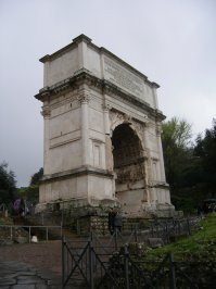 Арка Тита, построена в честь взятия Иерусалима, тогда еще был разрушен Храм Ирода, от которого осталась только Стена Плача. Храм разрушен, а арка стоит себе на видном месте при входе в Форум. Покуролесили эти римляне в свое время.