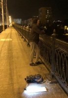 Фотка не та. Вот чувак:



А вот его послание.