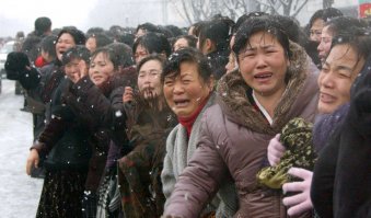 ну вообще-то, их ИМЕННО ТАК и хоронят.
примерно вот как на мохоранах ким чен ыра