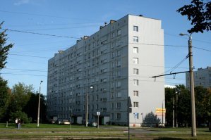 По описанию, это напоминает то что в Риге звалось 602-й серией.
Лифт между этажами, да ещё и не останавливается на втором этаже.