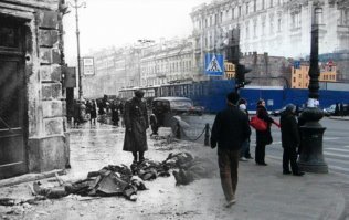 Автор МОЛОДЕЦ! 
Очень сильные фото.. Весь проект "берёт" за душу.... 
Учитывая реальные фото блокадного Ленинграда и жертв, да и просто людей...  Много раз ходил по местам с фото... Земля пухом защитникам и жителям погибших от рук фашистских захватчиков.  
Мир всем..
На некоторые места СПБ теперь смотрю по другому..