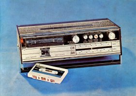 Могу добавить болгарский "Октава". Где то семидесятые. Был у брата двоюродного. Все что помню это: день слушает музыку /первое знакомство с Deep purple и Juria Heep/, день меняет ремни и регулирует обороты. Мою первый был "Унитра" /вторая снимка/.