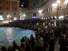 На фото смотрится здорово,но в реале .... вот так выглядит площадь перед фонтаном Треви зимой
