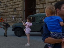 И всюду войска,как будто там война.