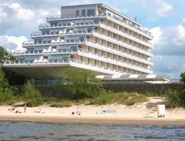 А какая архитектура была в Юрмале. Увы, многого не осталось. Всё поломали папуасы местные.