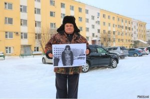 г. Надым. Строитель Евгений Михайлович Мамин сорок с лишним лет спустя на том же самом месте.