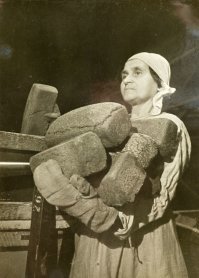 Вообщем тронул этот пост. Шедевральные фотоработы Сергея Ларенкова. Люди смогли остаться людьми. Воспоминания о страшных днях, пережить которые помогали не столько крошечные 125 грамм хлеба, сколько вера, надежда и любовь к человеку и к родному городу. Слава и вечная память нашим победителям!