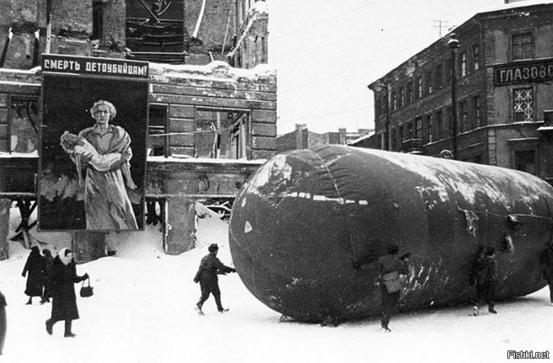 Вообщем тронул этот пост. Шедевральные фотоработы Сергея Ларенкова. Люди смогли остаться людьми. Воспоминания о страшных днях, пережить которые помогали не столько крошечные 125 грамм хлеба, сколько вера, надежда и любовь к человеку и к родному городу. Слава и вечная память нашим победителям!