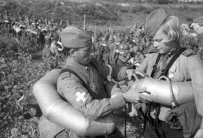 На самом деле LVT-4 в РККА использовались и по назначению. 
Первые шесть LVT были использованы при форсировании Днепра (атаковали сходу). Это кстати, был один из немногих случаев, когда немцы (уже деморализованные) бросили "непреодолимую линию обороны - Восточный вал" почти без сопротивления.

Так вот, медленнее всего переправлялись советские бойцы именно там, где их передовые части шли на LVT. Оказалось, что при близких разрывах снарядов LVT сносит на фиг или переворачивает.
В итоге две LVT утонули, а четыре не смогли бороться с течением и поплыли вдоль берега. Командир полка отвел солдат от переправы и направил два катера с десантом на спасение уплывающих LVT.
В итоге - давка, топтание на месте и решение не использовать LVT для переправ под огнем.

Второй раз LVT-4 пошли на штурм Сахалина.... и показали себя так себе.
Не очень они справлялись с выходом на каменистые пляжи при сильном прибое. Правда, опробовавшие в этот раз LVT-4 накануне, наши, не возлагали на них особых надежд.
Основной десант использовал альтернативные (и отечественные) средства доставки (катера и "десантные поплавки").
LVT-4  все-же выползли на берег. Всего через четыре часа после окончания десантной части операции.

Так, что LVT-4 хорошо показывали себя только при десантировании на пологие морские пляжи со слабым прибоем и при отсутствии заметного ветра.