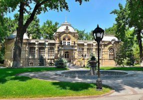 Дворец Великого князя Николая Константиновича Романова в Ташкенте. Там в советские времена Дворец пионеров был. Кстати до сих пор самая вкусная вода в той части ташкентского водопровода, которая была построена в 1905 году по замыслу и на личные средства князя, он вообще в своё время очень много нужного и полезного сделал для Ташкента. Очень интересный был человек, по настоящему благородный и интеллигентный, с очень интересной историей жизни. Например он искренне поддержал революцию. Почитайте о нём, инфы много, не пожалеете. Одна история его ссылки в Туркестан чего стоит, там целый детектив.