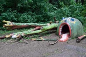 Такое чувство, что изготовление детских площадки отдали в руки озабоченных извращенцев. И ничего - ведь придумали, соглосовали, изготовили и поставили такое...