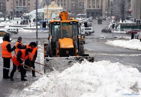 Ты чего такое говоришь?Если это сокращение дворников,то я мать Тереза.Куда не глянь,везде оранжевые жилетки.Через дворы когда иду постоянно встречаю дворников за работой.Единовременно, в пик снегопада в Москве работали до 30 тысяч дворников.Или вот ещё какой момент.Заметил у себя во дворе,что помимо нашего дворника лопатами машут ещё двое без спецодежды.Подошёл,спросил.Оказалось,что это братья дворника помогают ему с уборкой.