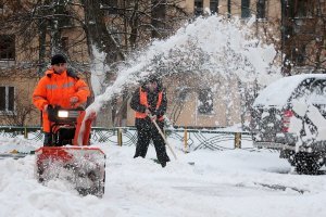 Ты чего такое говоришь?Если это сокращение дворников,то я мать Тереза.Куда не глянь,везде оранжевые жилетки.Через дворы когда иду постоянно встречаю дворников за работой.Единовременно, в пик снегопада в Москве работали до 30 тысяч дворников.Или вот ещё какой момент.Заметил у себя во дворе,что помимо нашего дворника лопатами машут ещё двое без спецодежды.Подошёл,спросил.Оказалось,что это братья дворника помогают ему с уборкой.