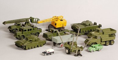 Кстати однобрусные пушки наши купли у Динки тойс  это 25 прд или 87 мм гаубица. Да и передок от орудия то же у них я так понял.
А вот эти Центурионы ( формы) используют я так понял до сих пор  в разных наборах солдатиков их видел из Китая уже пластмассовые.