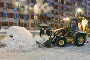 Вот и ситуация по теме. Расчищена, между прочим, вся придомовая парковка. За исключением одного места. Так и оставили.