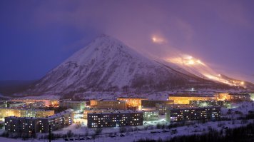 Ну фото реально, сильно чернушные. По мнению мухи - мир говно, По мнению пчелы -  все не так плохо.