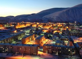 Ну фото реально, сильно чернушные. По мнению мухи - мир говно, По мнению пчелы -  все не так плохо.