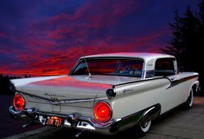 "Задница" стопорями и бампером напоминает Форд Гэлэкси 59 года.. Но с форма заднего стекал смущает. Возможно, это какой-нить родственник Форда, наподобии, Понтиака и еже с ним.