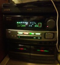 Покупал новым такой центр. Но качество механики в этих центрах очень плохое. Кассеты и диски перестали работать через 3-4 года после покупки. Был отвезен на дачу, где и стоял 5 лет. Потом я его реанимировал, выкинул всю механику, и сейчас играет только радио и от внешнего источника. По факту радиоприемник в здоровом корпусе. Но звук устраивает, колонки хорошие. Есть фанаты звука айвы. Поэтому пока стоит.