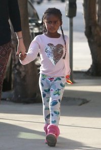 Ну да. Классная тётя...
В Голливуде уже давно не видят ничего необычного в том, что родители одевают своих детей странно, похоже, что теперь и Шарлиз Терон (Charlize Theron) не против того, чтобы ее сын одевался как девочка. На днях папарацци засняли Шарлиз вместе с ее сыном Джексоном на заправке в Лос-Анджелесе. На снимках видно, что голливудская звезда продолжает наряжать сына в девчачью одежду и даже заплетает ему косички. Джексон был одет в розовую кофту с блестящим сердцем, разноцветные лосины и розовые сапоги. Прическа тоже достойна отдельного внимания   Джексону заплели длинные косички.