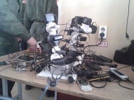 14 безумных ухищрений, на которые приходится идти, когда телефон сел в неподходящий момент