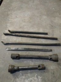 Я бы посмотрел, как это хрупкое тельцо орудует...ключом баллонником )