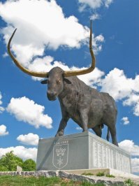 С ним может сравниться бык в Раквере, Эстония (гуглим Раковорское сражение 1268 года) :-)