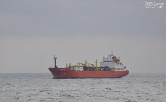 Опять идиотский заголовок "В Керчи горят два судна".Горят два газовоза в Чёрном море.На фото "маэстро"