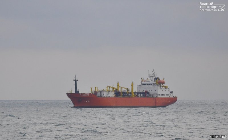 Опять идиотский заголовок "В Керчи горят два судна".Горят два газовоза в Чёрном море.На фото "маэстро"