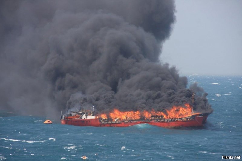 Опять идиотский заголовок "В Керчи горят два судна".Горят два газовоза в Чёрном море.На фото "маэстро"