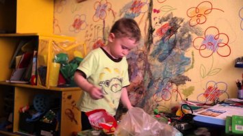 почему стена еще белая? За пол часа должны были успеть