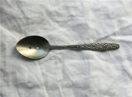 Учебная должна быть с дыркой (ну или отверстием)... 
Да, еще и буковка "У" на ручке.