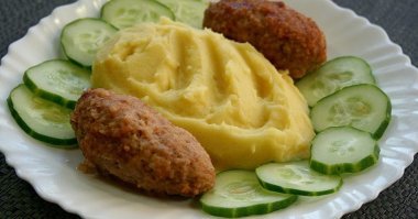 Да ни хрена подобного... Это обед алкаша. Нормальный мужик и борщик сварит, и котлетки пожарит...