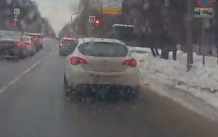 Подумала подумала и решила припарковаться задним ходом