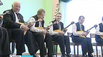 Оп-а, оп-а...
*дрынь-дзынь-дрынь*
Полюбила тракториста,
И как водиться - дала...