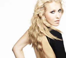 Да она на живую и не похожа !!