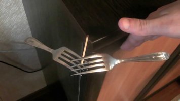 Ножей не было, вилки быль. Алюминиевые. Правда мы их всей школой пи*дили и делали что то вроде кастетов с шипами. И фокус с вилками и спичкой делали. Тож 90-е.