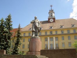 Как ты прав, бро!:) только в отсталых странах есть ему памятники -в США, Германии, Англии