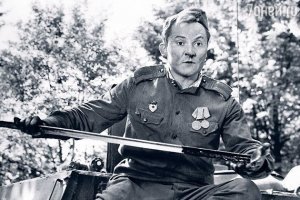 "На войне, как на войне". Фильм, который фронтовики считали одним из самых правдивых фильмов о войне...
Виктор Павлов   старшина Григорий Щербак, механик-водитель.
А какая небольшая, но потрясающая своим трагизмом роль в "Место встречи...".
Воистину, гениальный артист, умевший прекрасно играть и комедийные, и трагические роли...