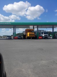 Я сам из города, где этих монстров делают. Поэтому на заправках у нас бывает такая вот картина.