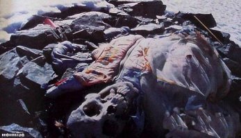 На Эвересте группы альпинистов проходят мимо непогребённых трупов, разбросанных то там то тут, это такие же альпинисты, только им не повезло. Кто-то из них сорвался и переломал себе кости, кто-то замерз или просто ослаб и всё равно замерз.