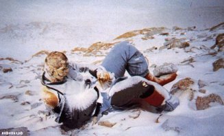 На Эвересте группы альпинистов проходят мимо непогребённых трупов, разбросанных то там то тут, это такие же альпинисты, только им не повезло. Кто-то из них сорвался и переломал себе кости, кто-то замерз или просто ослаб и всё равно замерз.