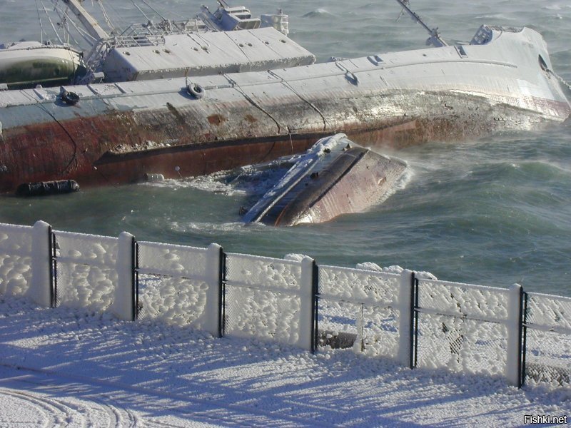 Фото из Новоросса неполное. Там рядом с "Арктикой" (это ГС) еще и БГК потом перевернулся.