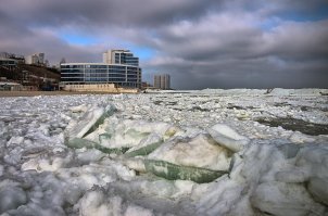 Прекрасно замерзает.Основным фактором влияющим на температуру замерзания является соленость моря. Средняя соленость океана 35 промилле и как раз на это соленость и показана средняя температура замерзания. если соленость меньше, то море замерзнет быстрее, например Азовское и Черное моря будут замерзать при температуре от -0.6 до -1 градуса, а арктическое Белое море с соленостью в 25 промилле замерзает при -1.4 градусах. Фото из Одессы))))